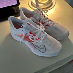 New without box Nike Quest Running Shoes Size US 8